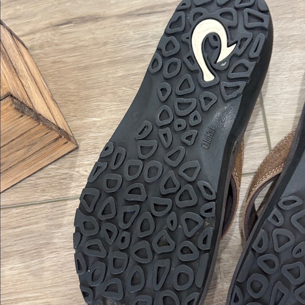 OluKai boys  brown and Black Flip Flops sized 4Y - Picture 3 of 4